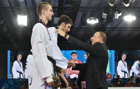 Prezident çempiona qızıl medalı verdi - FOTOLAR